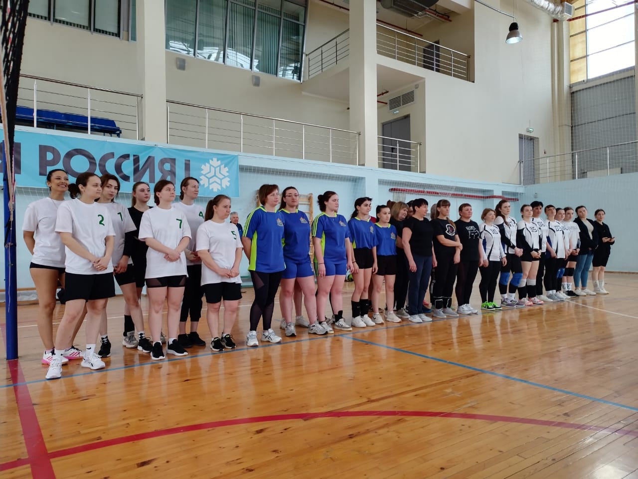 Щигровская команда приняла участие в зональном турнире по женскому волейболу.